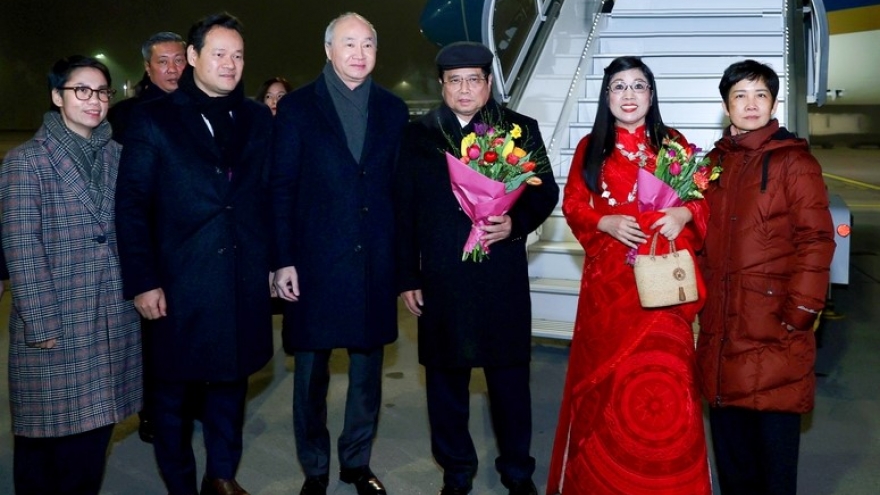 PM Chinh begins working visit to Switzerland for 55th WEF meeting